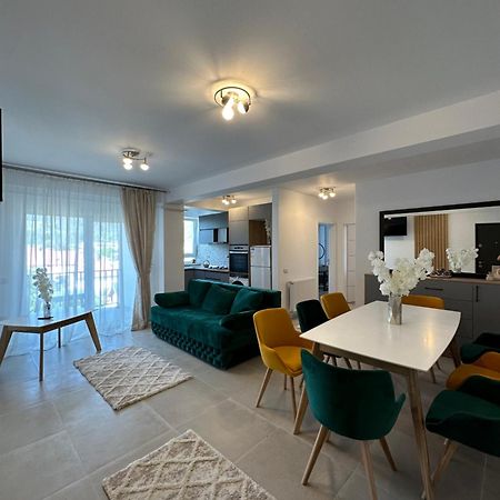 Apartamente Arinis Gura Humorului Buitenkant foto