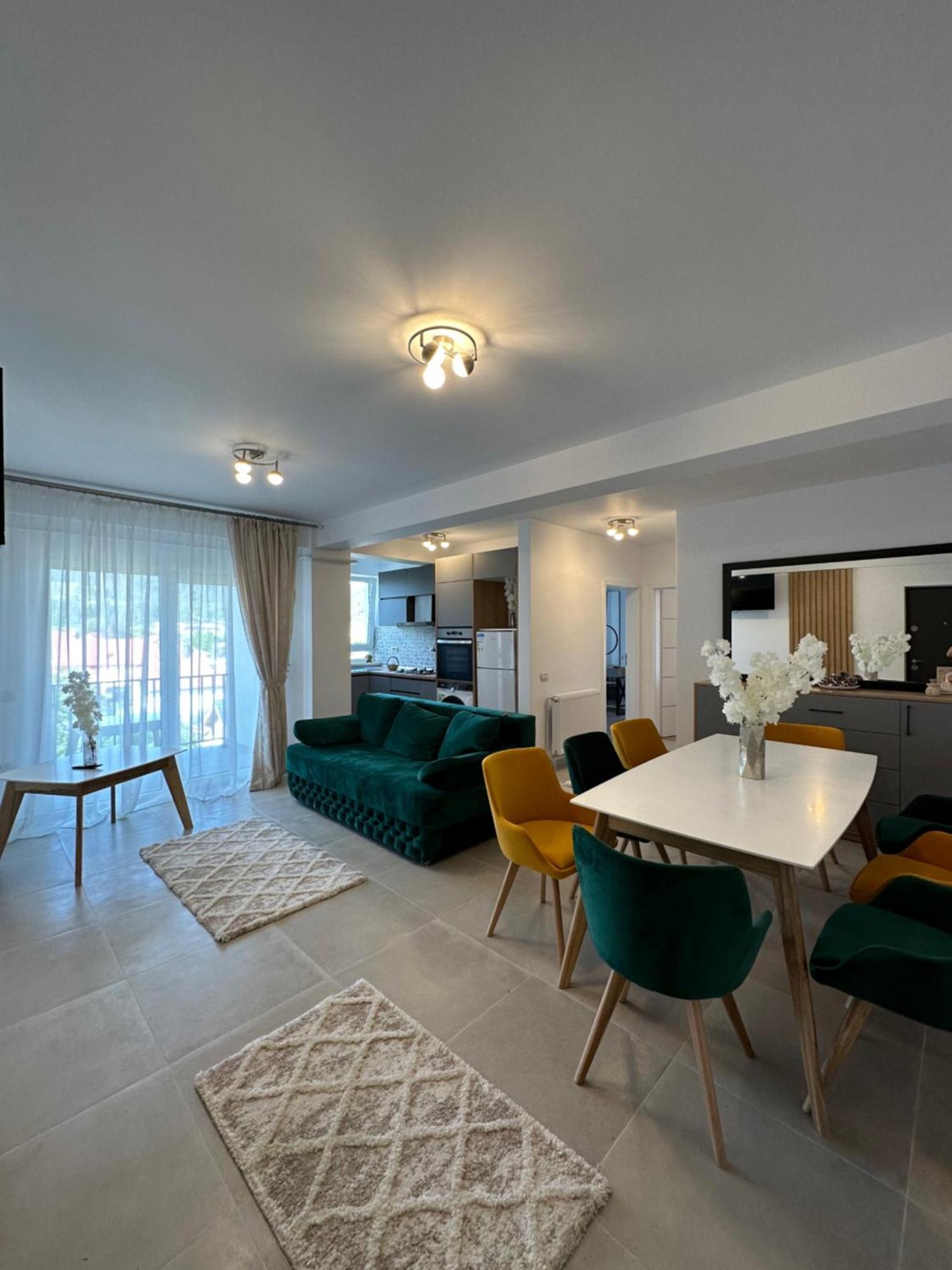 Apartamente Arinis Gura Humorului Buitenkant foto